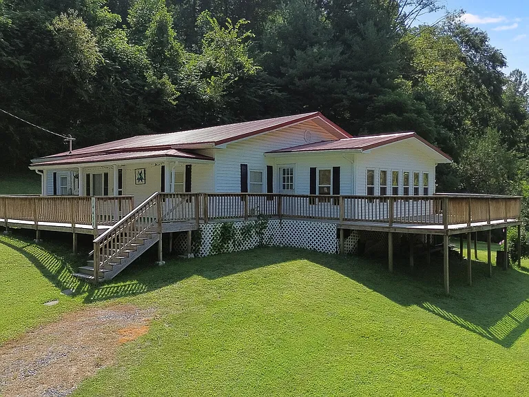 $199,000 – 3-Bedroom Home with Creek, Sunroom & 4-Car Garage on 13 Acres in Coeburn, VA