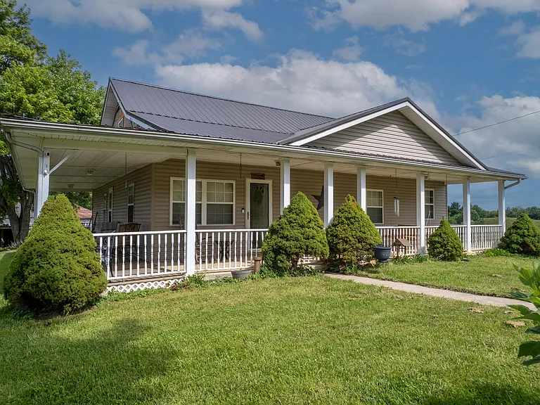 $240,000 – 4-Bedroom Farmhouse with Barns on 75 Acres in Olive Hill, KY