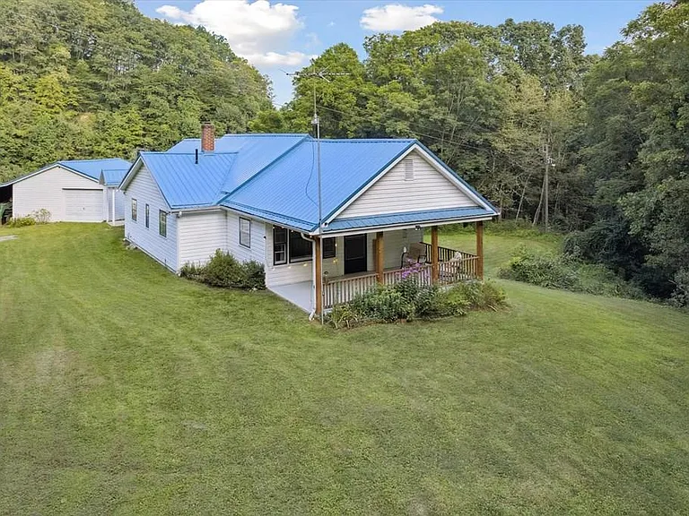 $230,000 – 3-Bedroom Ranch Home on 32.84 Acres in Cleveland, VA